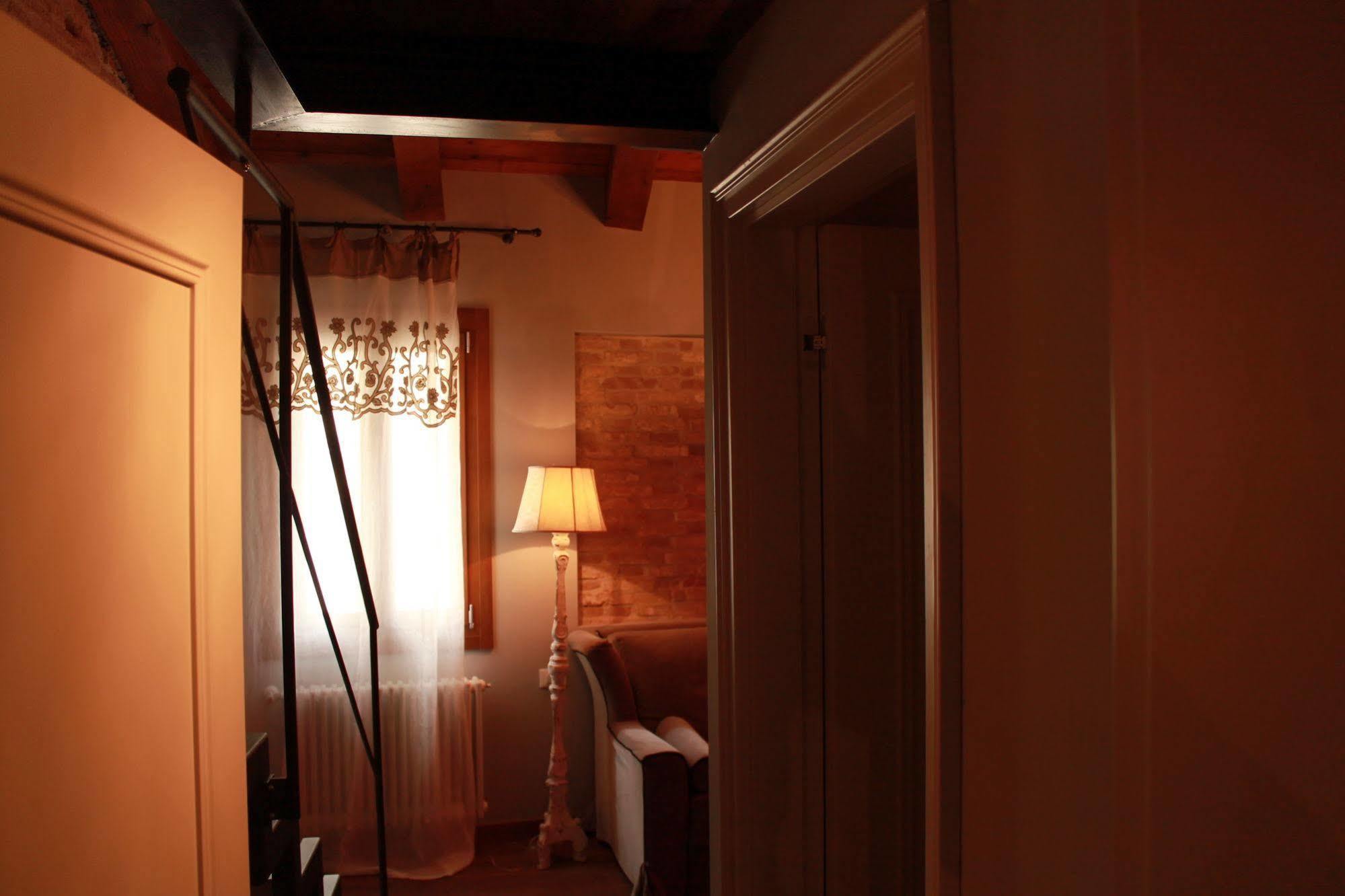 Rosso Charm B&B Венеция Экстерьер фото