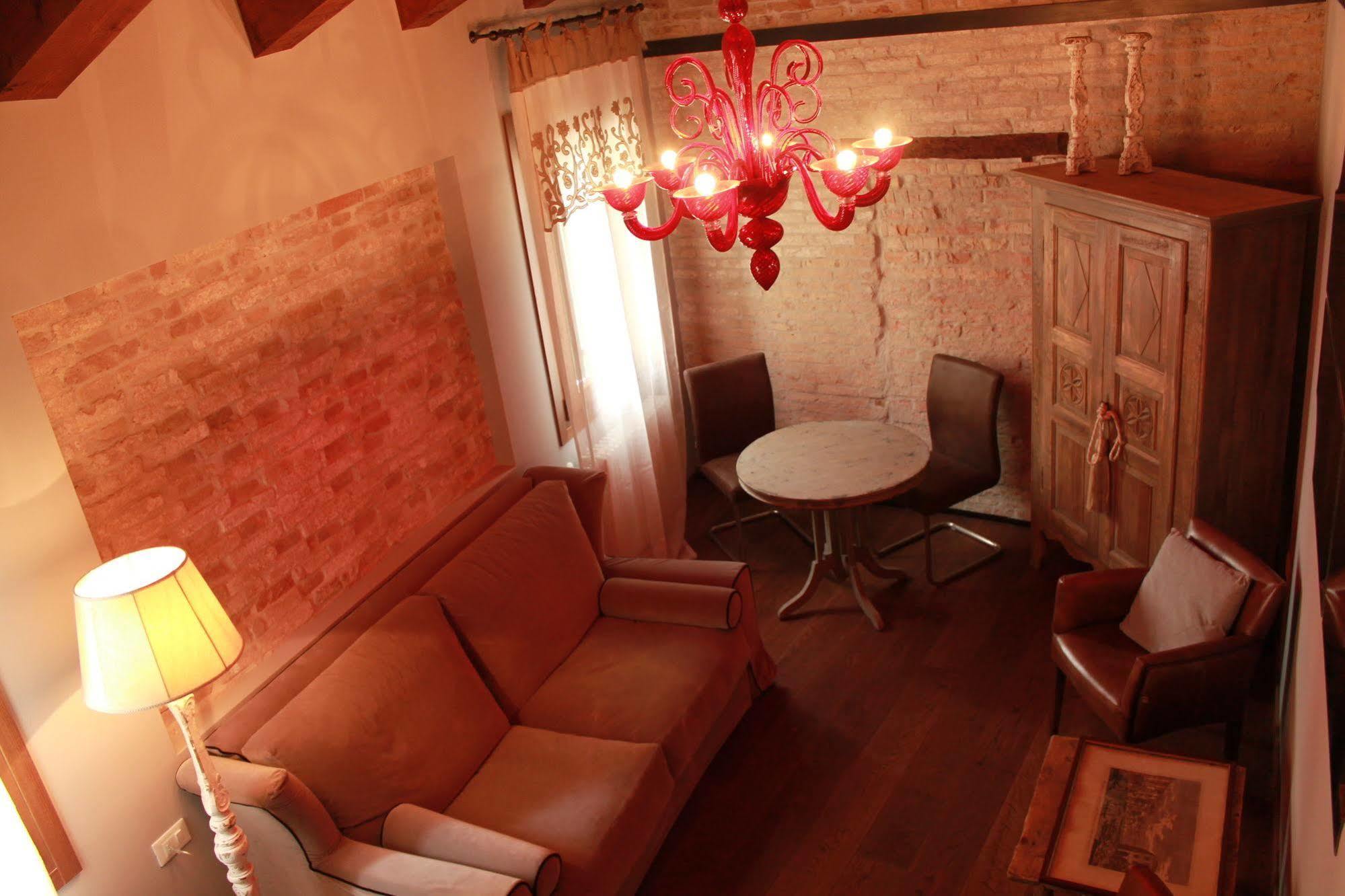 Rosso Charm B&B Венеция Экстерьер фото